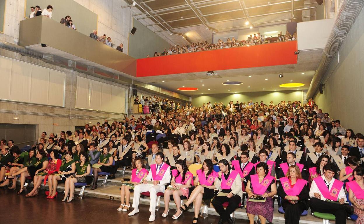 Imagen de archivo de una graduación multitudinaria en la Facultad de Comunicación en 2010. 