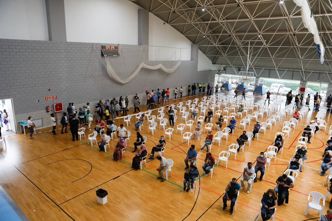 Fotos: Unas 5.000 personas ciatadas para vacunarse este viernes en Lorca