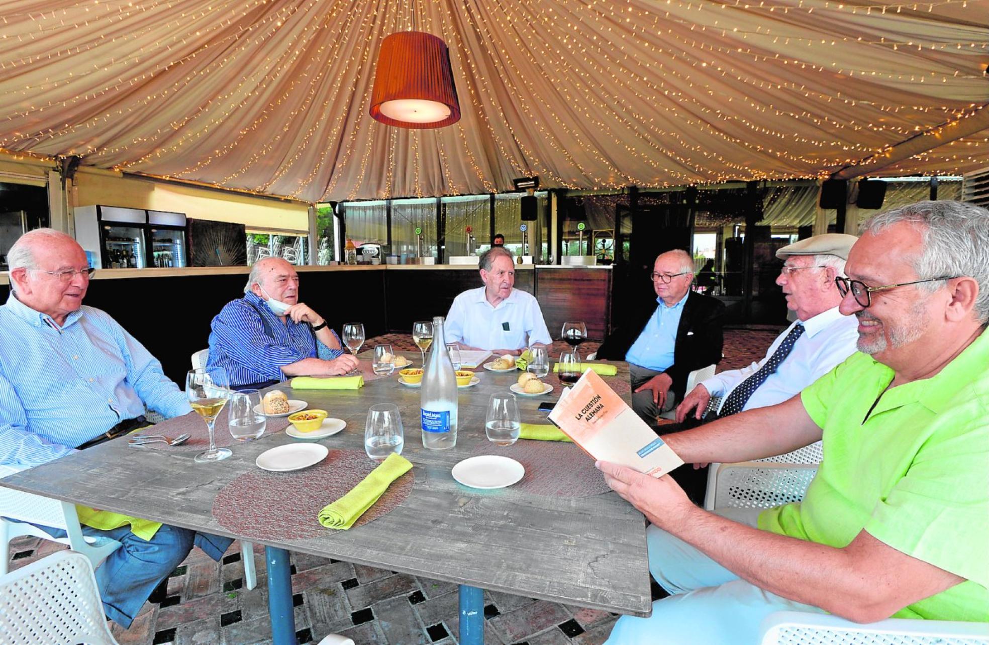 Carlos Egea, García Martínez, LópezPina, Manuel Fernández-Delgado,Adolfo Fernández y José LuisMontero, en La Cabaña. 