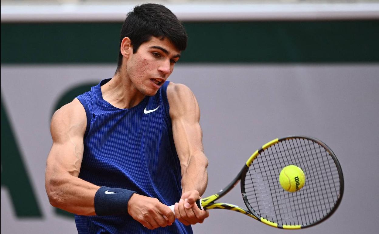 Carlos Alcaraz, golpea la bola durante su encuentro frente a Jan-Lennard Struff, este sábado en París.