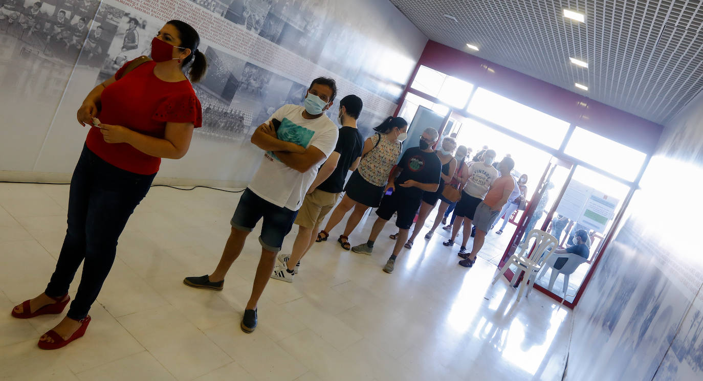 Fotos: Vacunaciones contra la Covid, este domingo en el estadio Enrique Roca