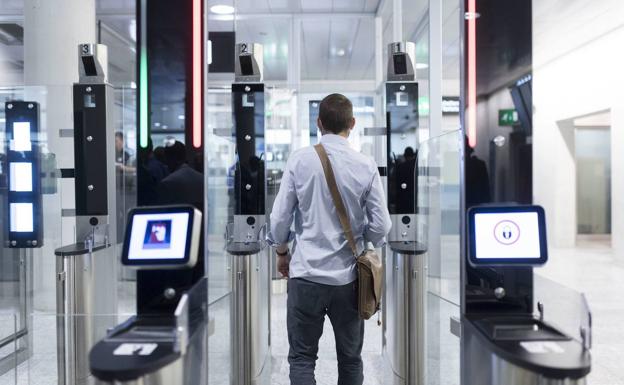 Control de pasaportes en un aeropuerto de la Unión Europea. 