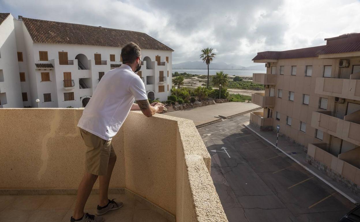 El gerente de una agencia de La Manga, la pasada semana.