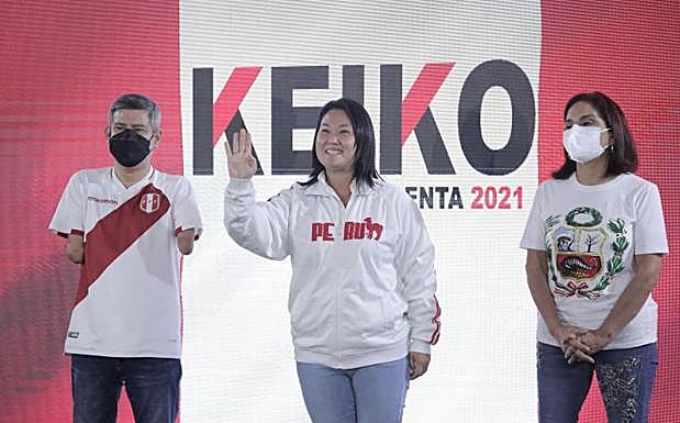 Keiki Fujimori, en el centro, saluda a sus seguidores en la noche electoral. 