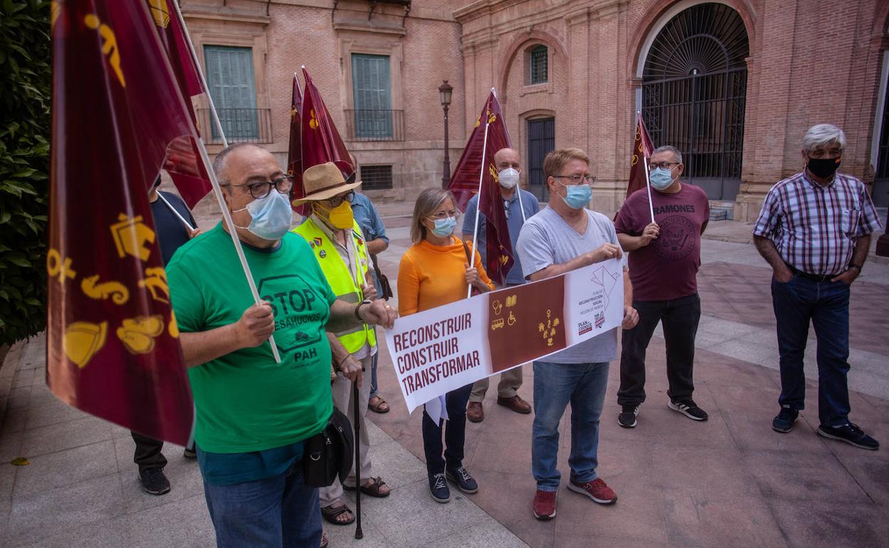 Rueda de prensa de Marchas de la Dignidad y Plan de Choque Social en la Glorieta de España de Murcia.