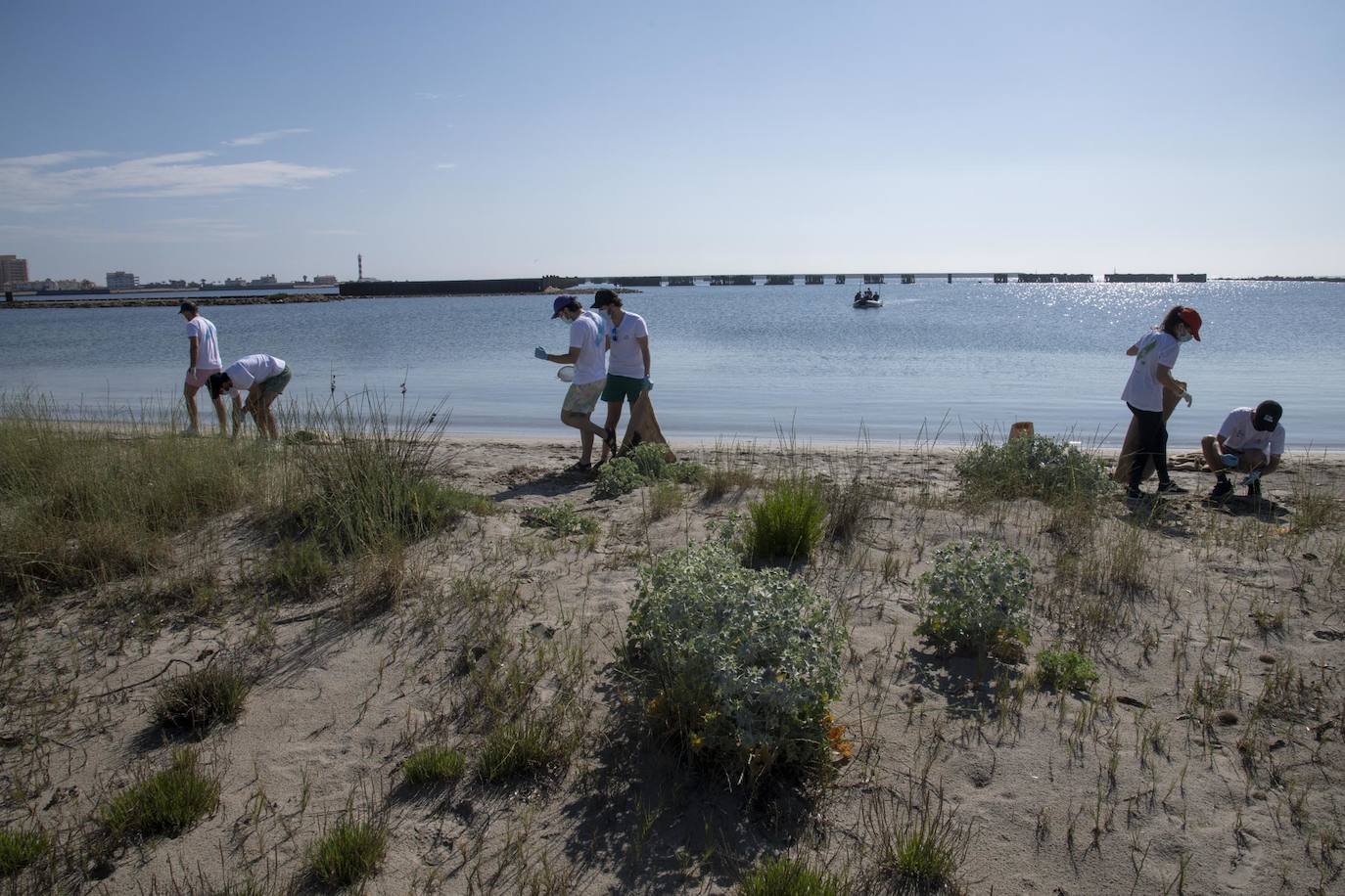 Fotos: Los voluntarios retiran 260 kilos de basura del Estacio