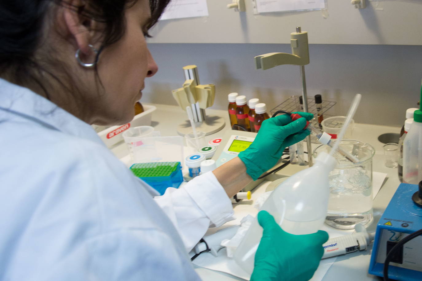 Una investigadora, en un laboratorio del Cebas-CSIC, en una imagen de archivo. 