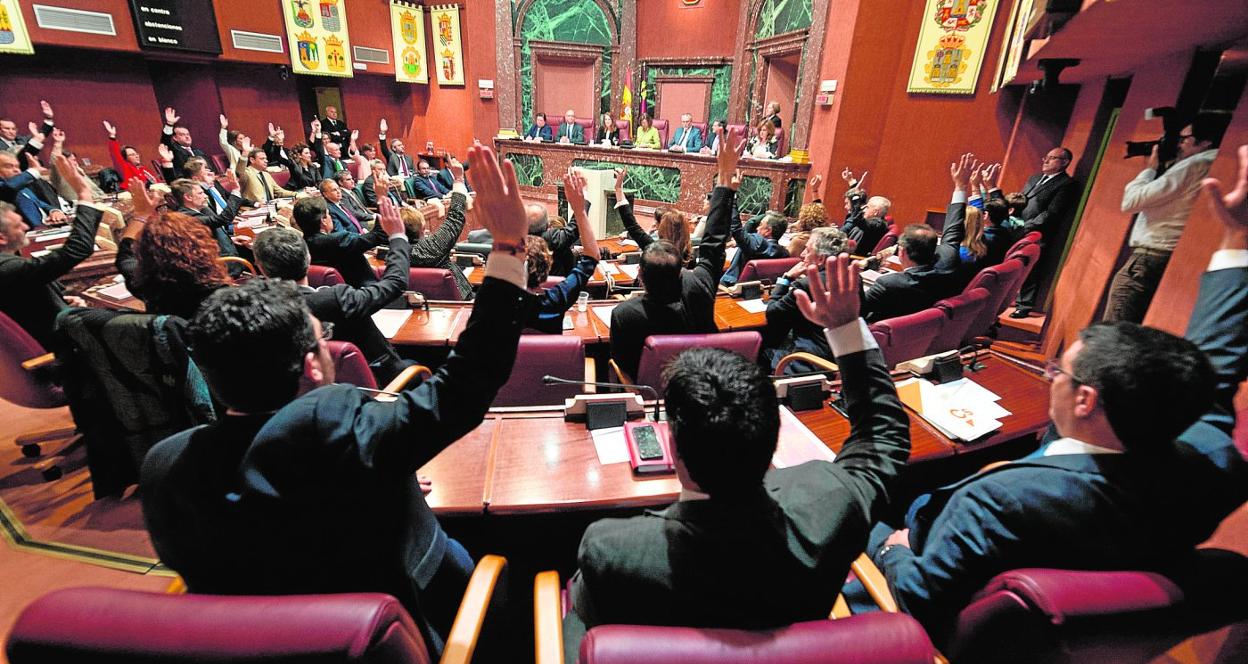 Los diputados de la pasada legislatura levantan la mano para votar a favor de la reforma del Estatuto de Autonomía de la Región de Murcia, el pasado 1 de abril de 2019. 