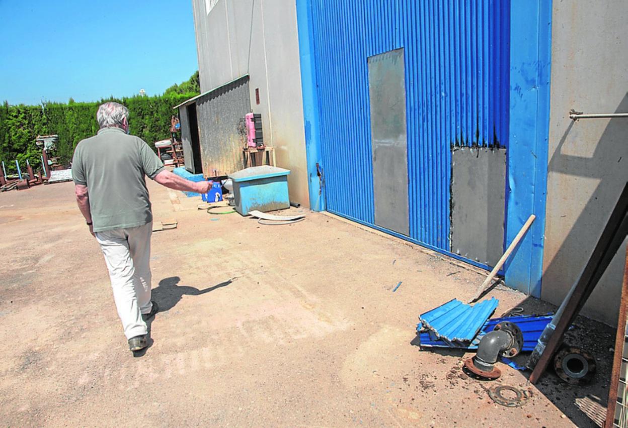 José Luis Morales señala la puerta por donde entraron. 