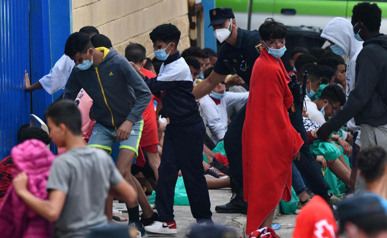Imagen de archivo de un grupo de menores que cruzaron a nado a Ceuta.