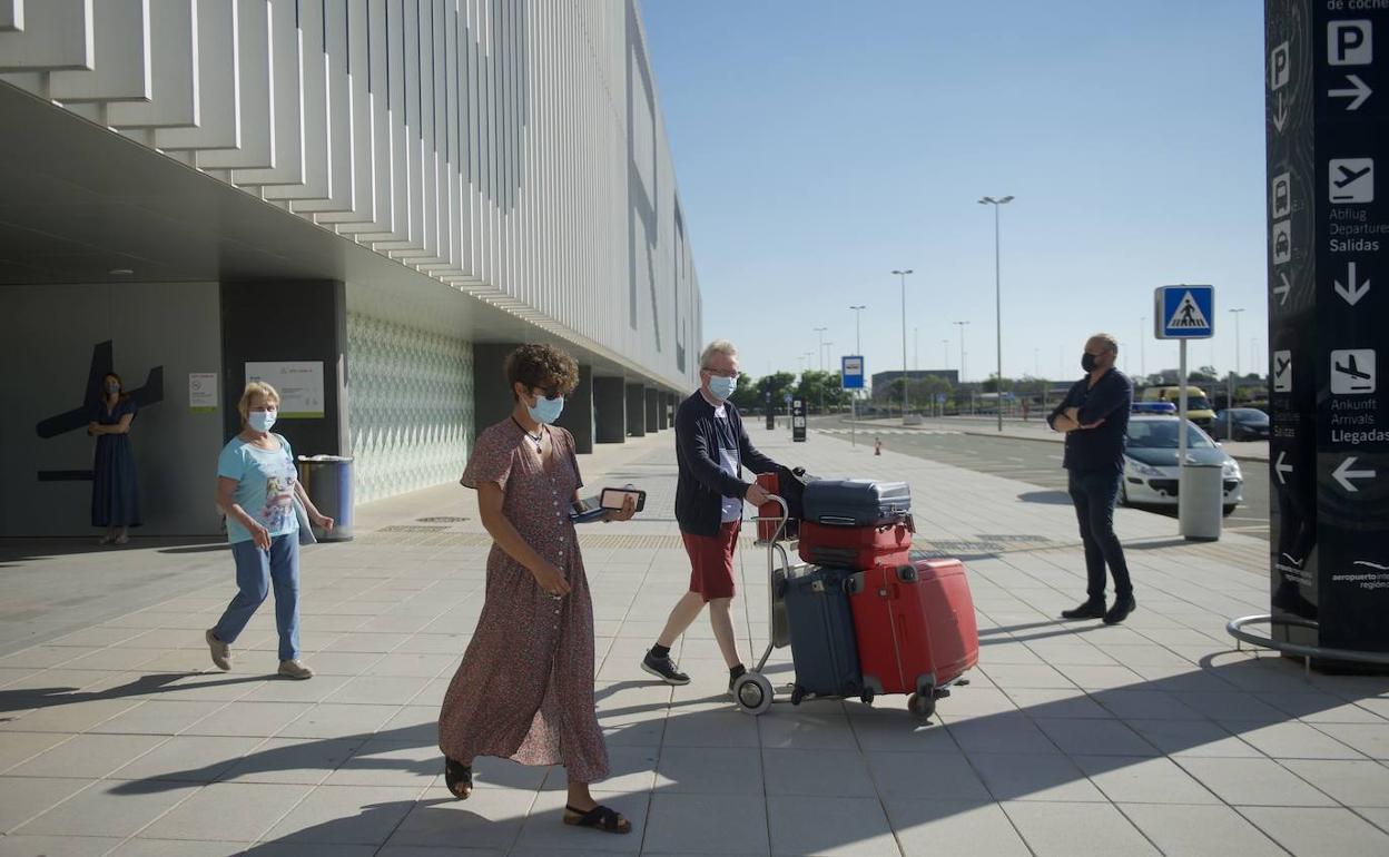 Varios turistas a su llegada al Aeropuerto Internacional de la Región de Murcia. 