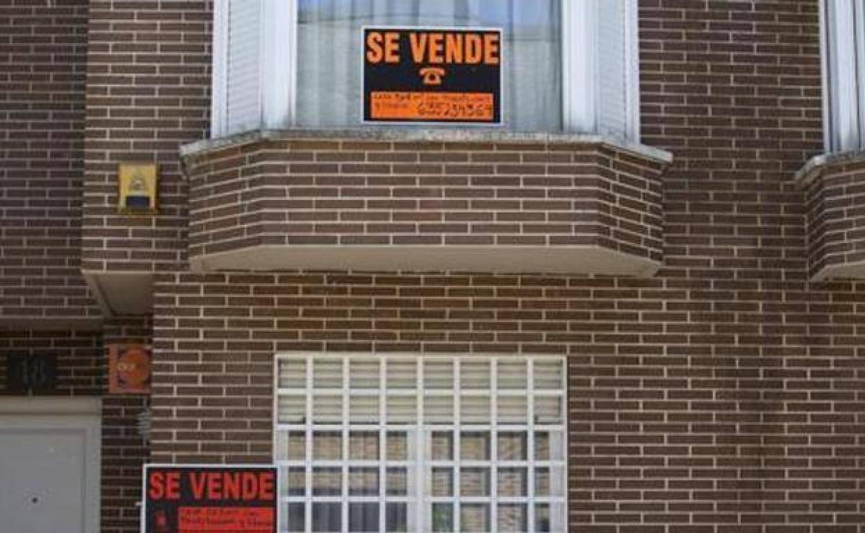 Dos carteles de 'Se vende' en un edificio, en una imagen de archivo.