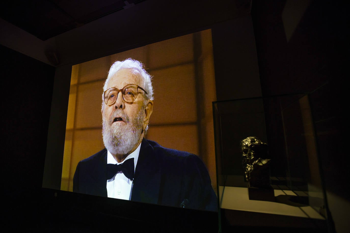 Homenaje a Berlanga durante los Premios Goya 2021. El directo se llevó tres veces este galardón, uno por 'Moros y cristianos' y dos por 'Todos a la cárcel'. 