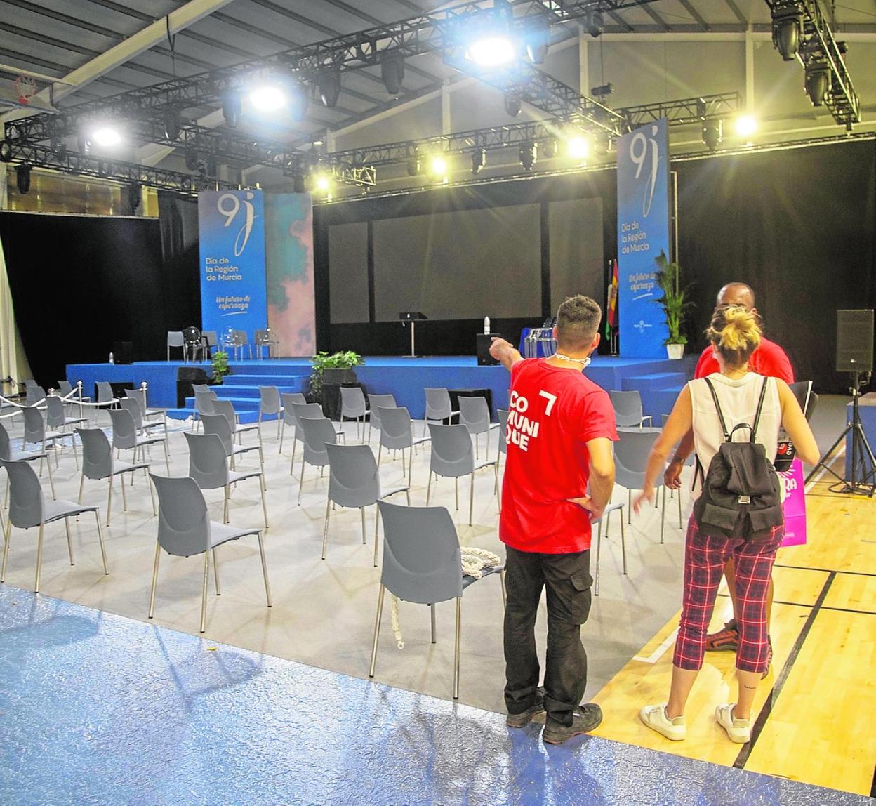 Preparativos en el pabellón Príncipe de Asturias de San Pedro del Pinatar, que hoy acogerá el acto. 