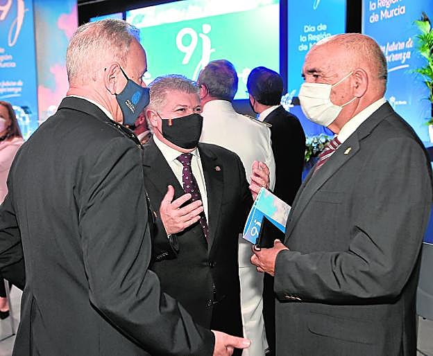 Alfonso Navarro, jefe superior de Policía en la Región, el delegado José Vélez y el expresidente de la Comunidad Alberto Garre charlan, ayer, en el acto del Día de la Región. 