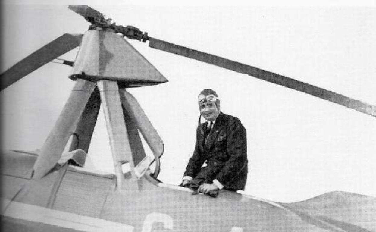El inventor murciano Juan de la Cierva con uno de sus modelos.