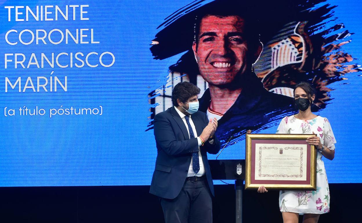 El presidente López Miras, aplaude a la viuda del teniente coronel Marín. 