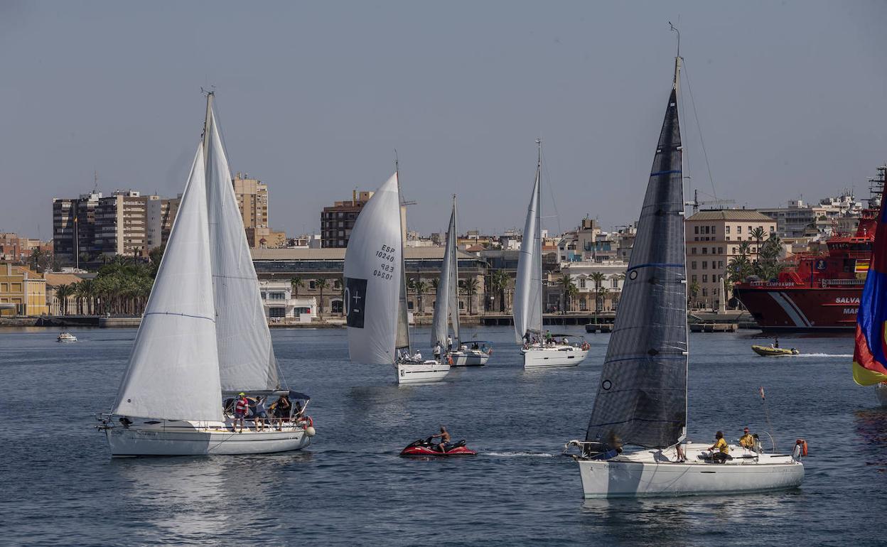 Salida de la regata, con el Muelle de Alfonso XII.
