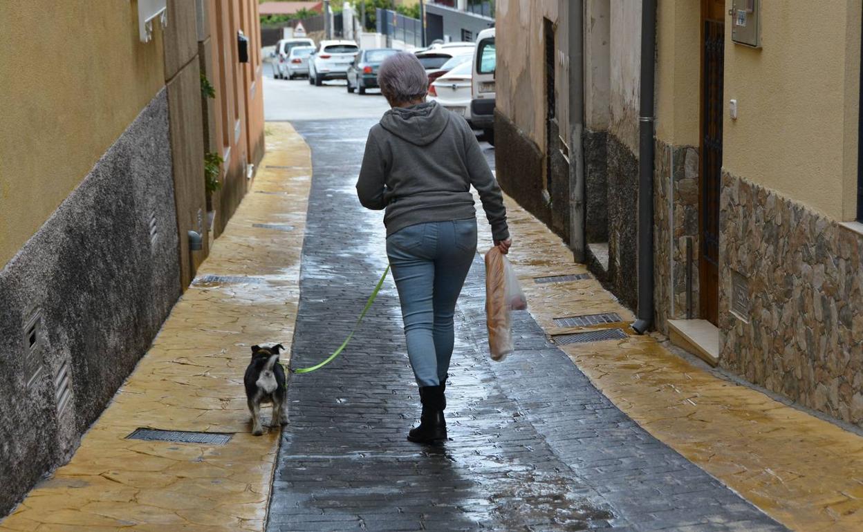 Una vecina camina por una calle de Ulea en una imagen de archivo.