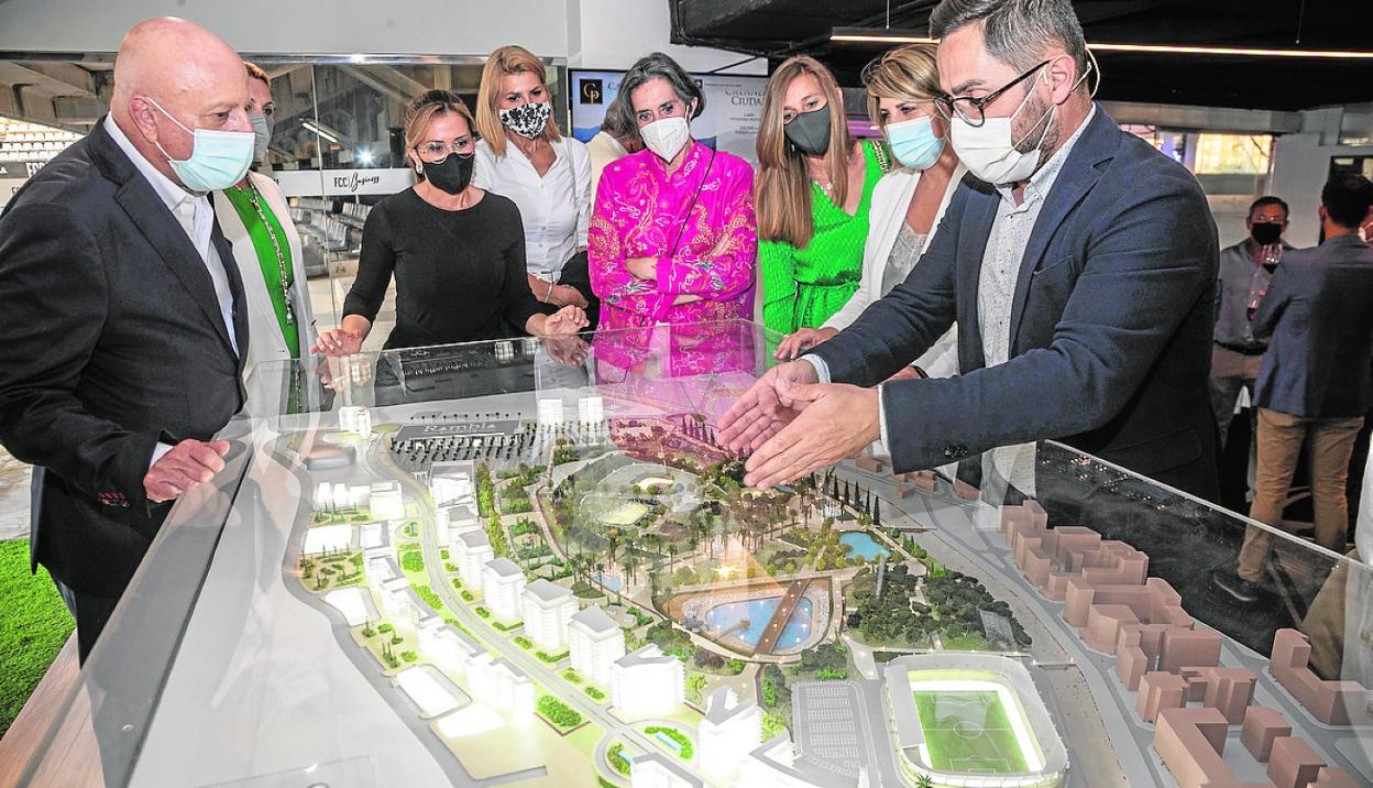 Olivo y Castejón (izquierda), ante la maqueta del Plan Rambla. A la derecha, Arroyo y Belmonte. 