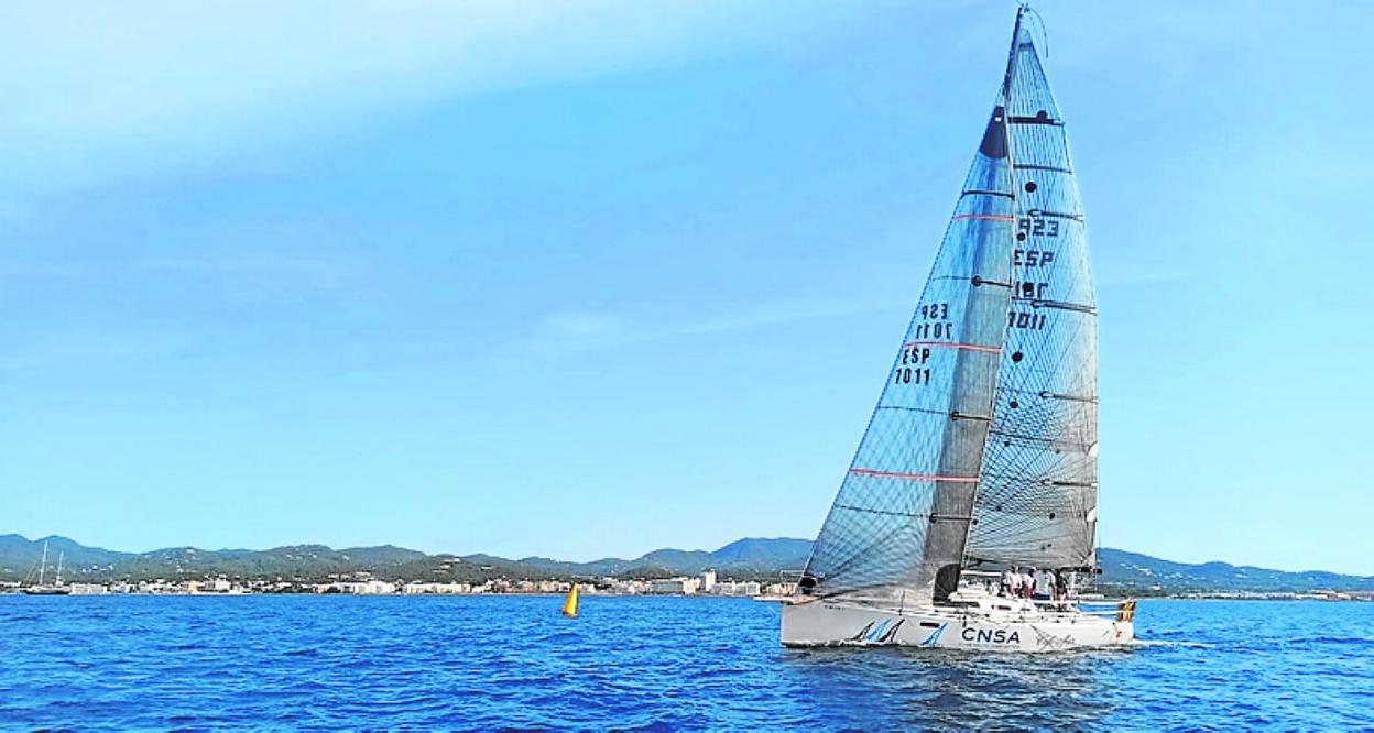 Uno de los barcos de la regata, a su llegada a Ibiza. 
