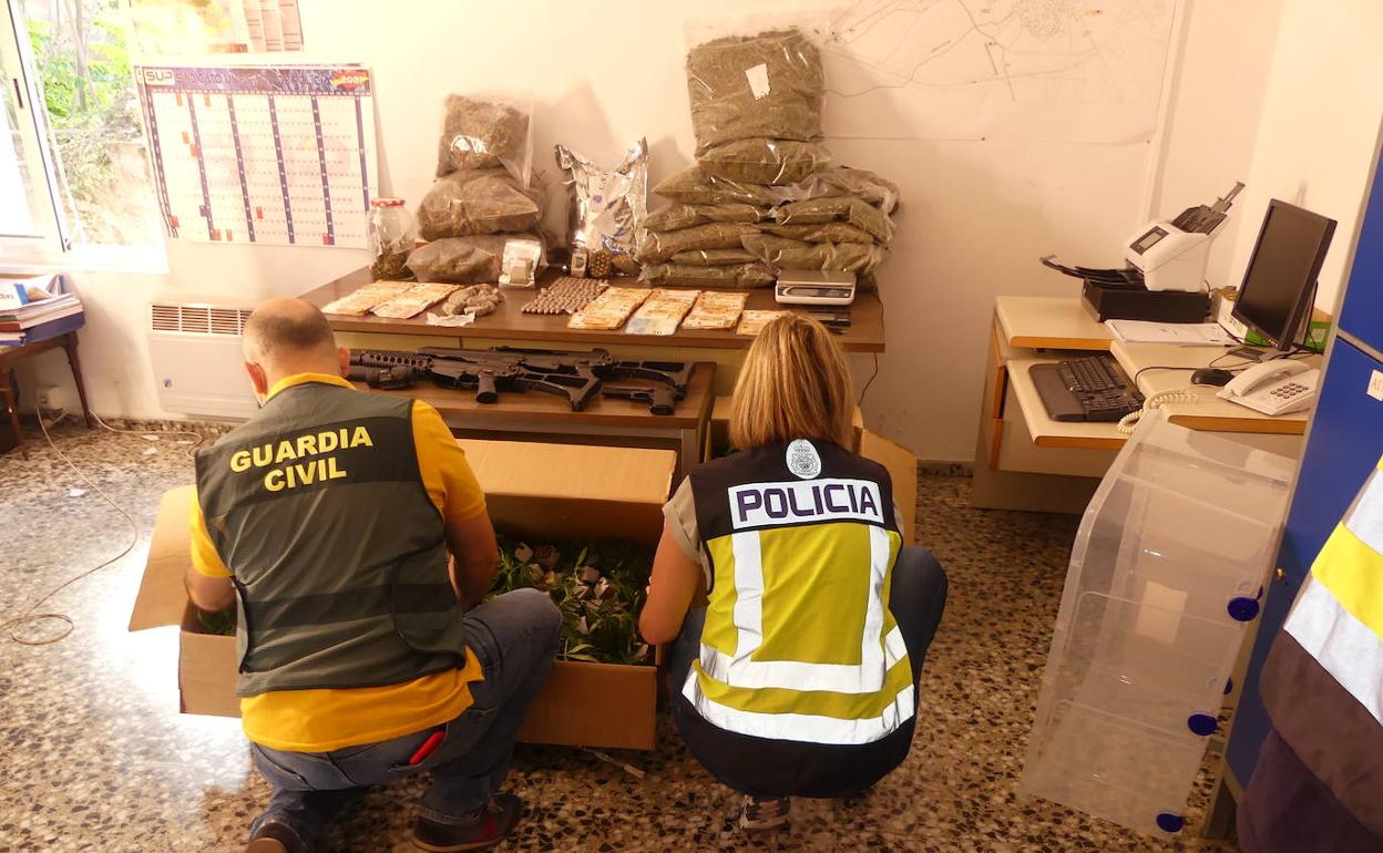 Agentes de la Guardia Civil y Policía Nacional junto a la droga incautada.