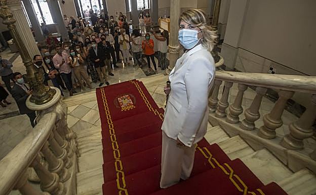 Noelia Arroyo desciende la escalera del Palacio Consistorial mientras en el vestíbulo la esperan afiliados y simpatizantes del PP para felicitarla.