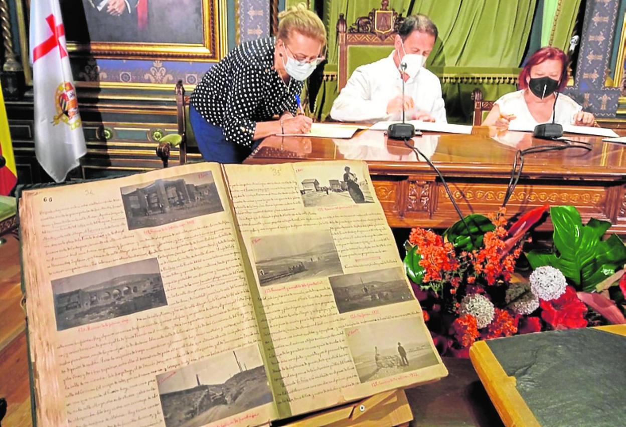 Conchi Aparicio, Gaspar Miras y Carmen Yúfera firman la cesión, ayer. 