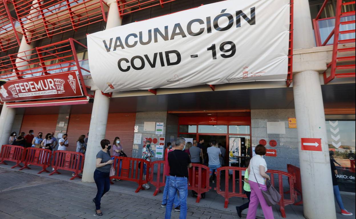 Entrada al dispositivo de vacunación ubicado en el estadio Enrique Roca, en una imagen de archivo.