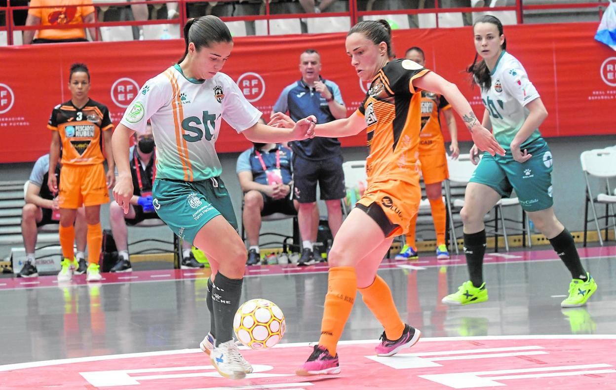 Lola, ala del STV Roldán, controla el balón presionada por Leticia, ayer, en el pabellón Jorge Garbajosa. 