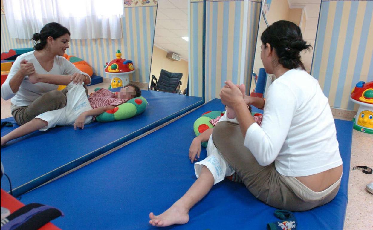 Una monitora atiende a un niño en un centro de Atención Temprana de Lorca, en una fotografía de archivo. 
