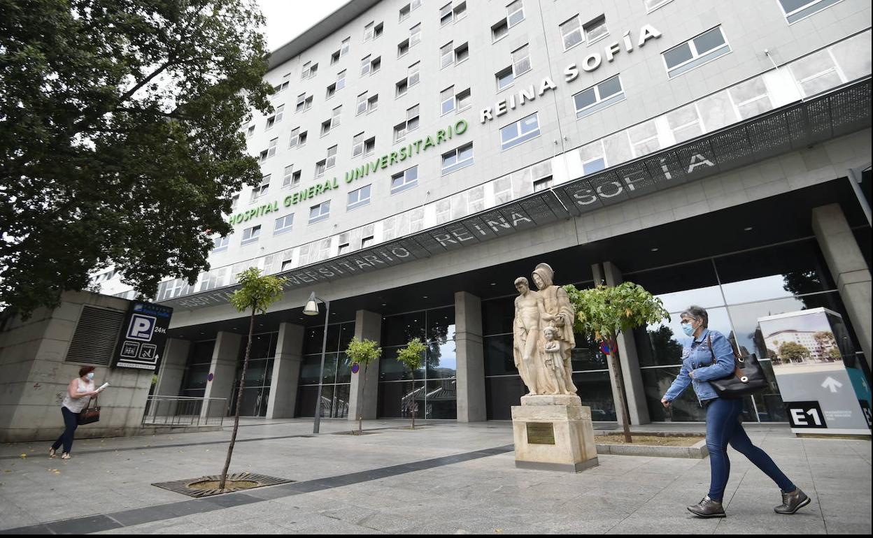 Hospital Reina Sofía, en Murcia, donde fue atendida la víctima.