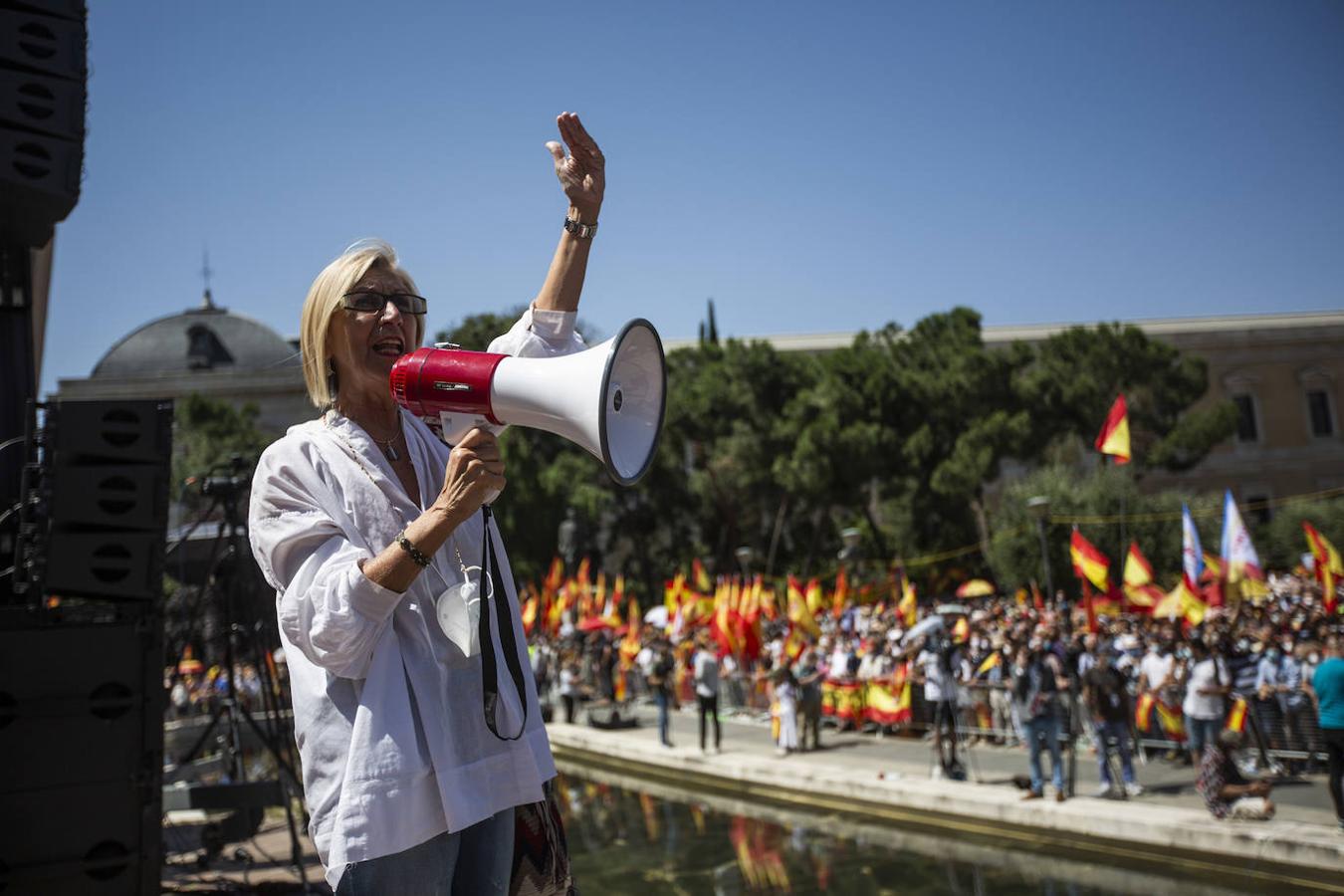 Rosa Díez, ex miembro del PSOE y expresidenta de UPyD, acusa a Sánchez de traicionar la Constitución. 