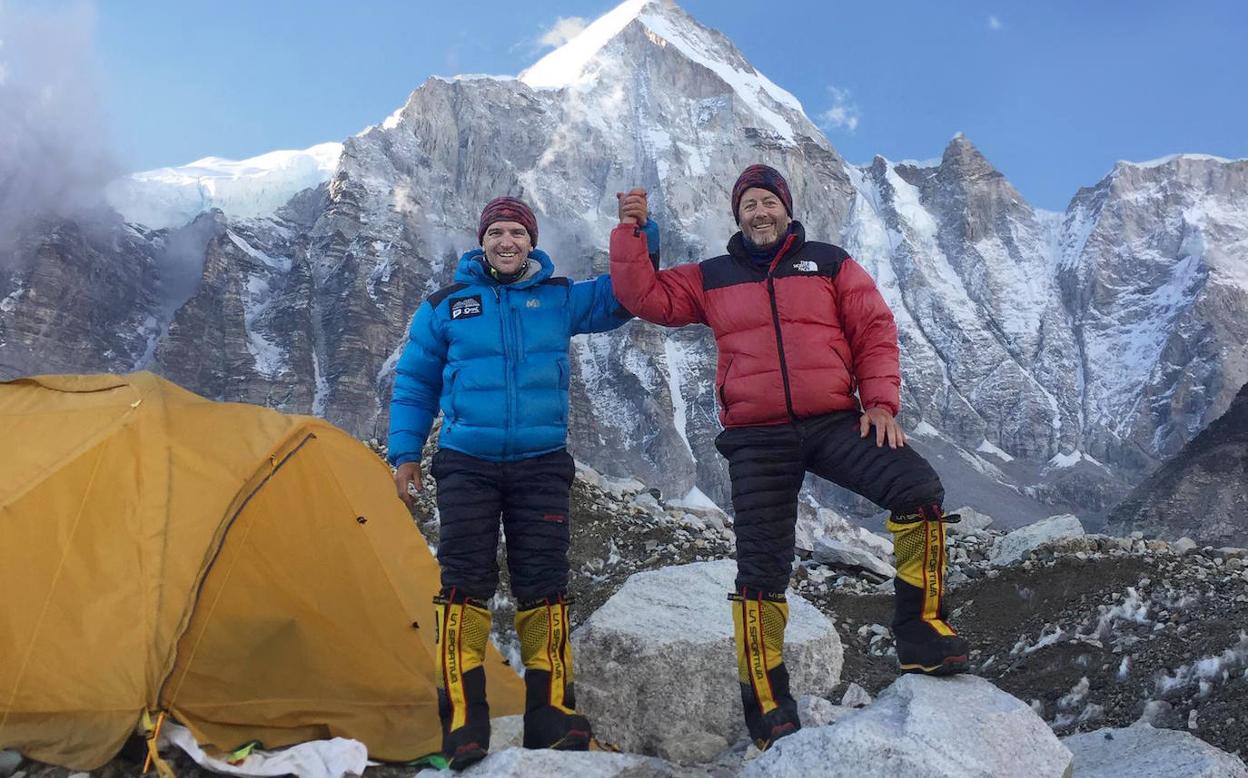 Carlos Garranzo, a la derecha, junto al fallecido Sergi Mingote, hace dos años camino de la cima del Lhotse, con el Everest al fondo. 