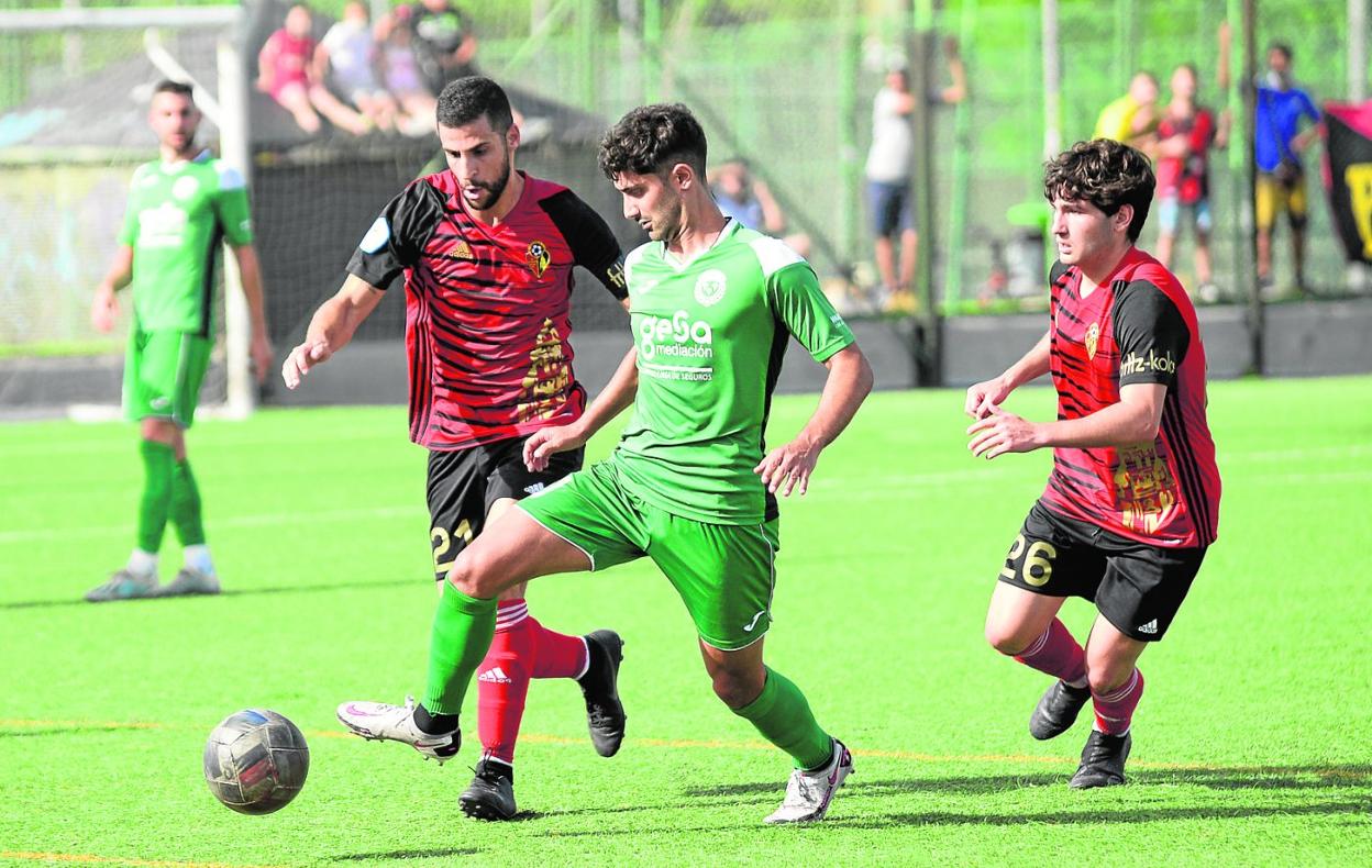 Varios futbolistas pugnan por controlar en balón, ayer, en el Barnés, donde el Churra necesitaba ganar al Ciudad de Murcia para soñar. 