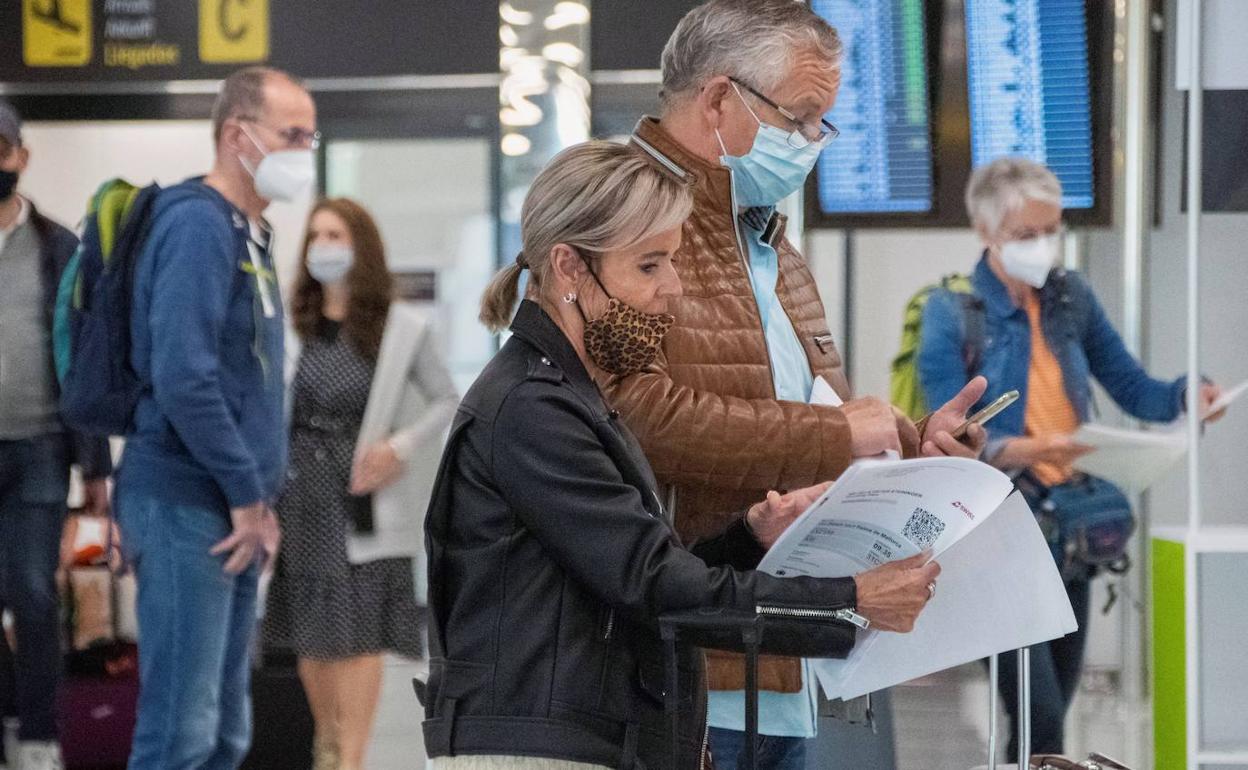 Tránsito de viajeros en el aeropuerto de Palma de Mallorca 