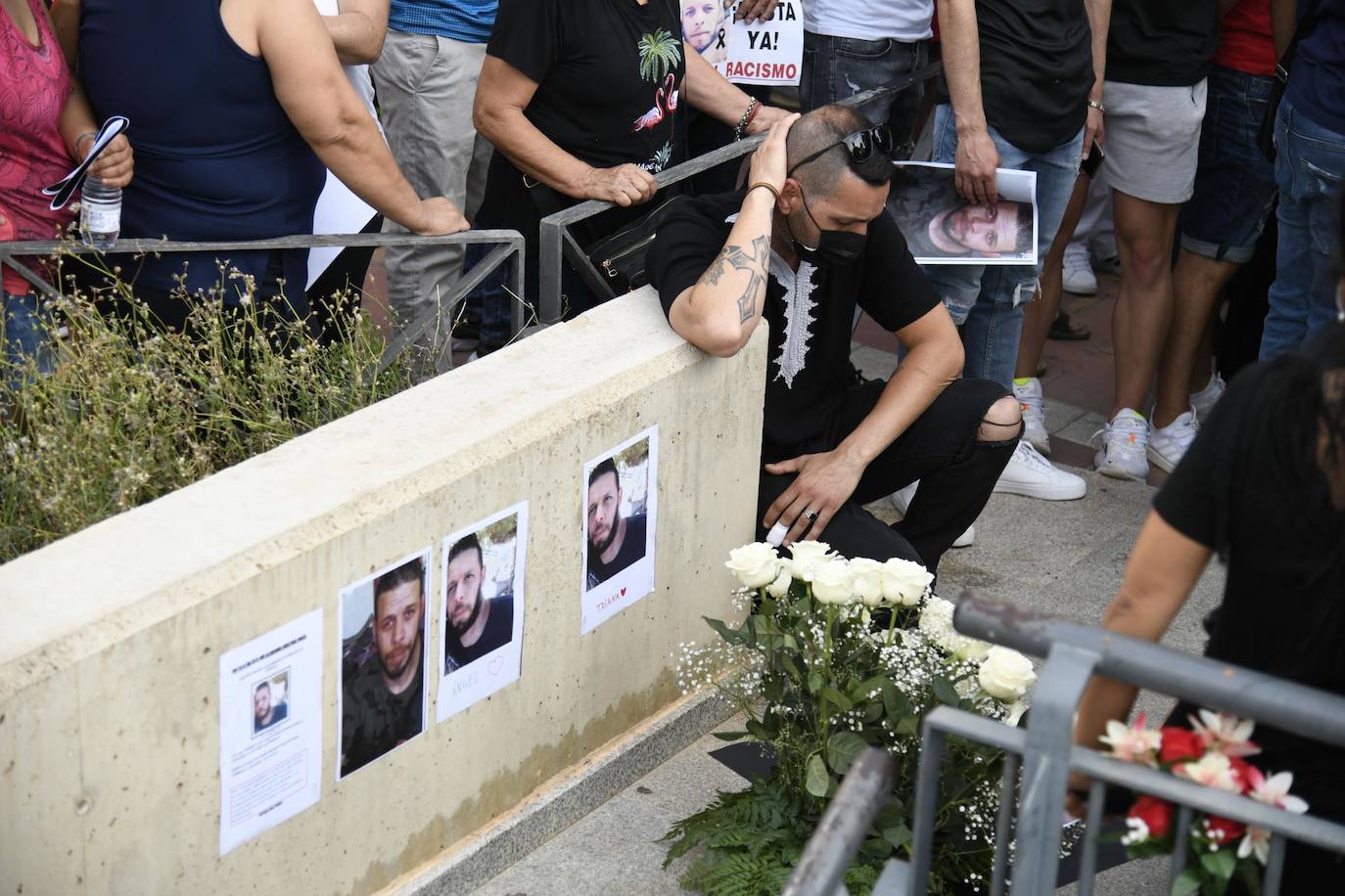 Fotos: Concentración en Mazarrón por el asesinato de Youanes Blal