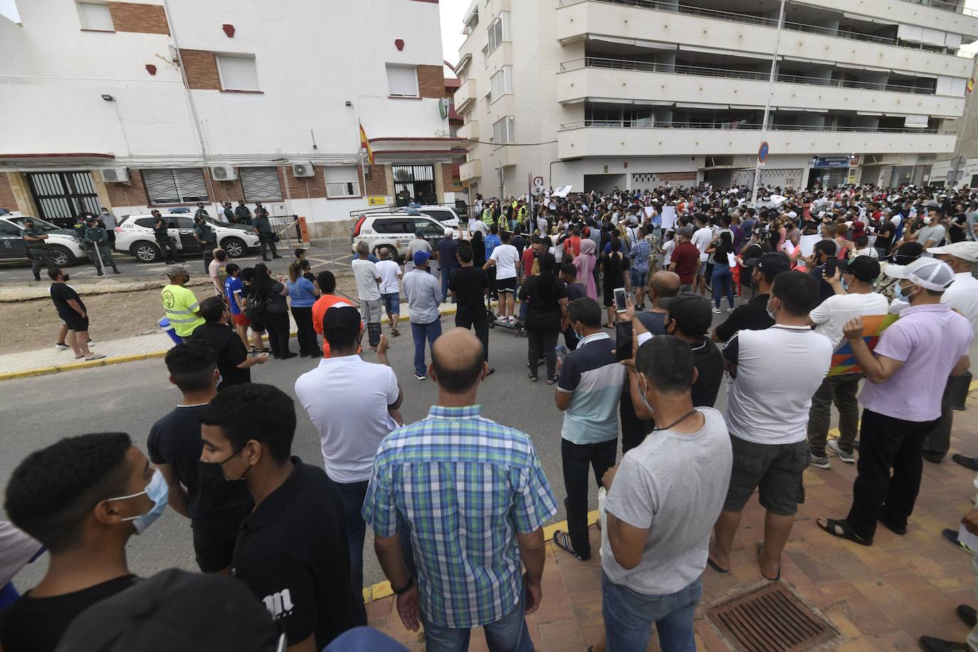 Fotos: Concentración en Mazarrón por el asesinato de Youanes Blal