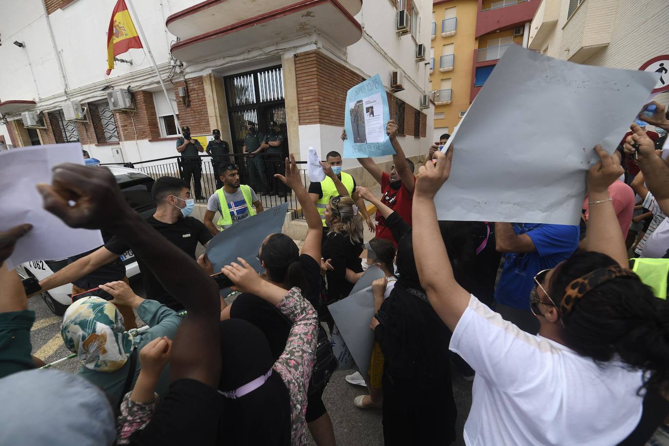 Fotos: Concentración en Mazarrón por el asesinato de Youanes Blal