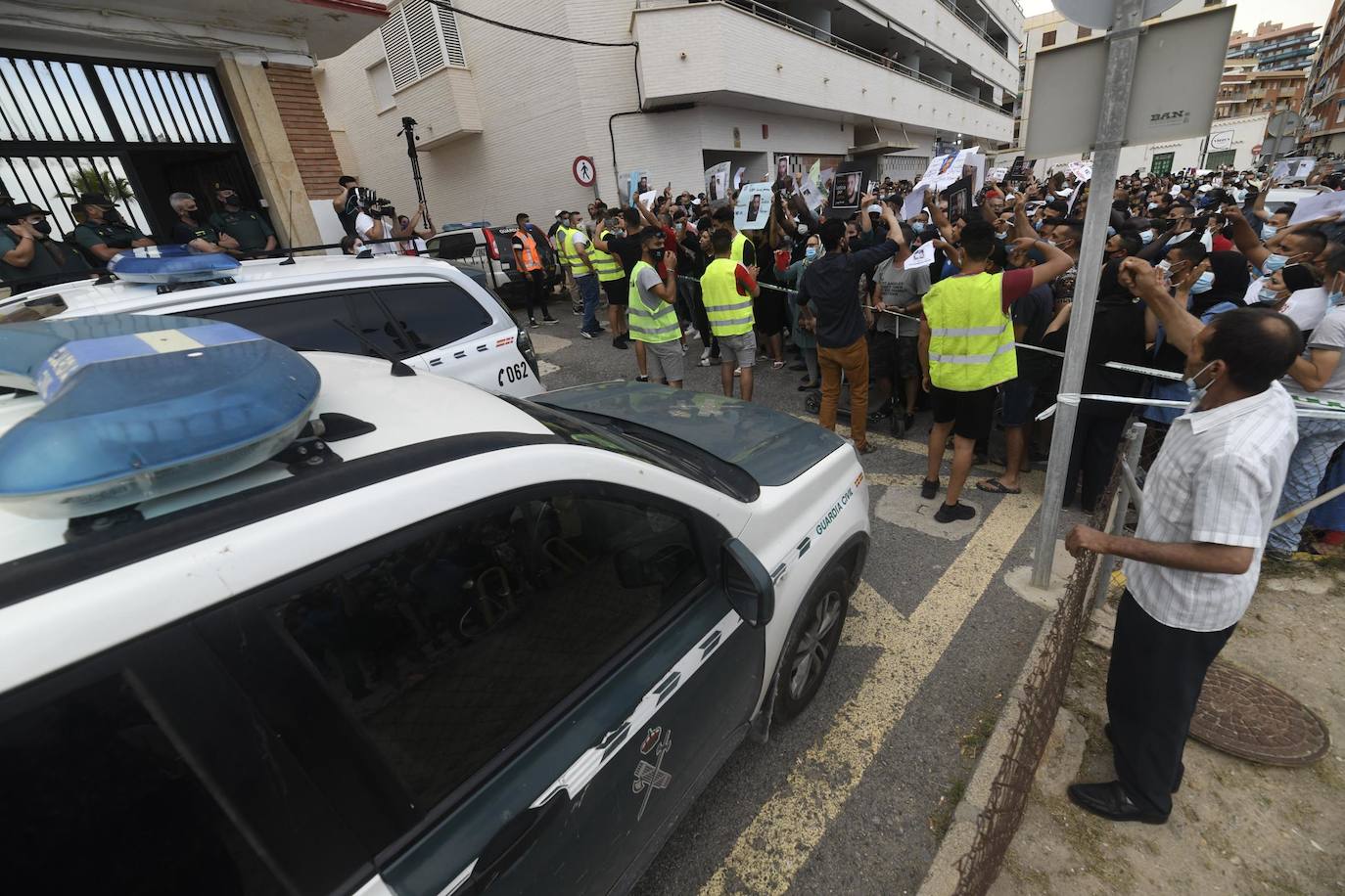 Fotos: Concentración en Mazarrón por el asesinato de Youanes Blal