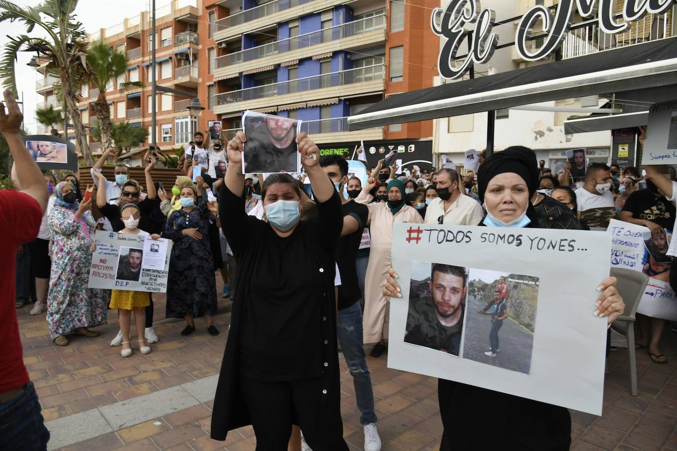 Fotos: Concentración en Mazarrón por el asesinato de Youanes Blal