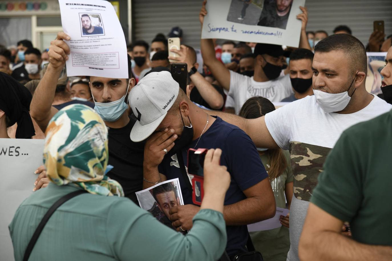 Fotos: Concentración en Mazarrón por el asesinato de Youanes Blal