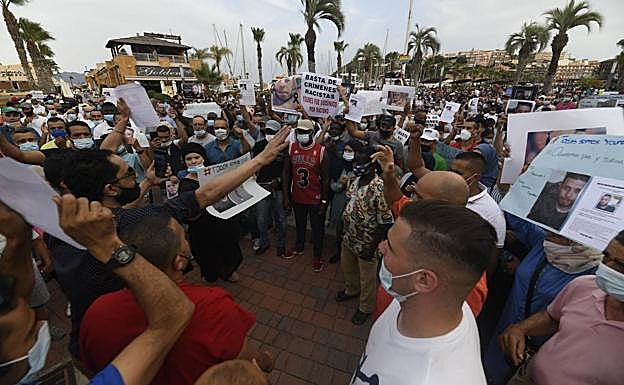 Galería. Concentración en Puerto de Mazarrón, este martes, por el crimen en el que fue asesinado Youanes Blal.