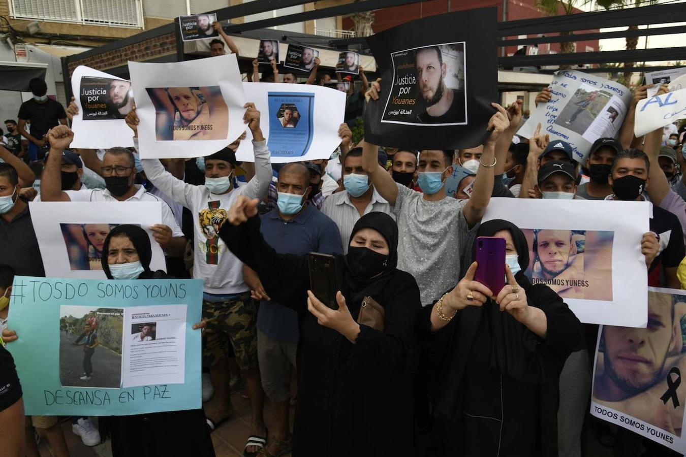 Fotos: Concentración en Mazarrón por el asesinato de Youanes Blal