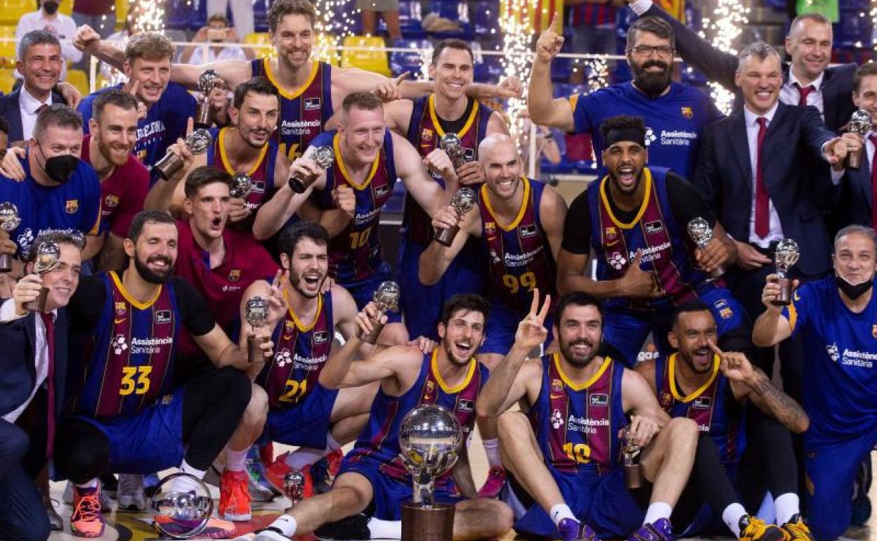 Los jugadores y el cuerpo técnico del Barça celebran el título de Liga ACB.