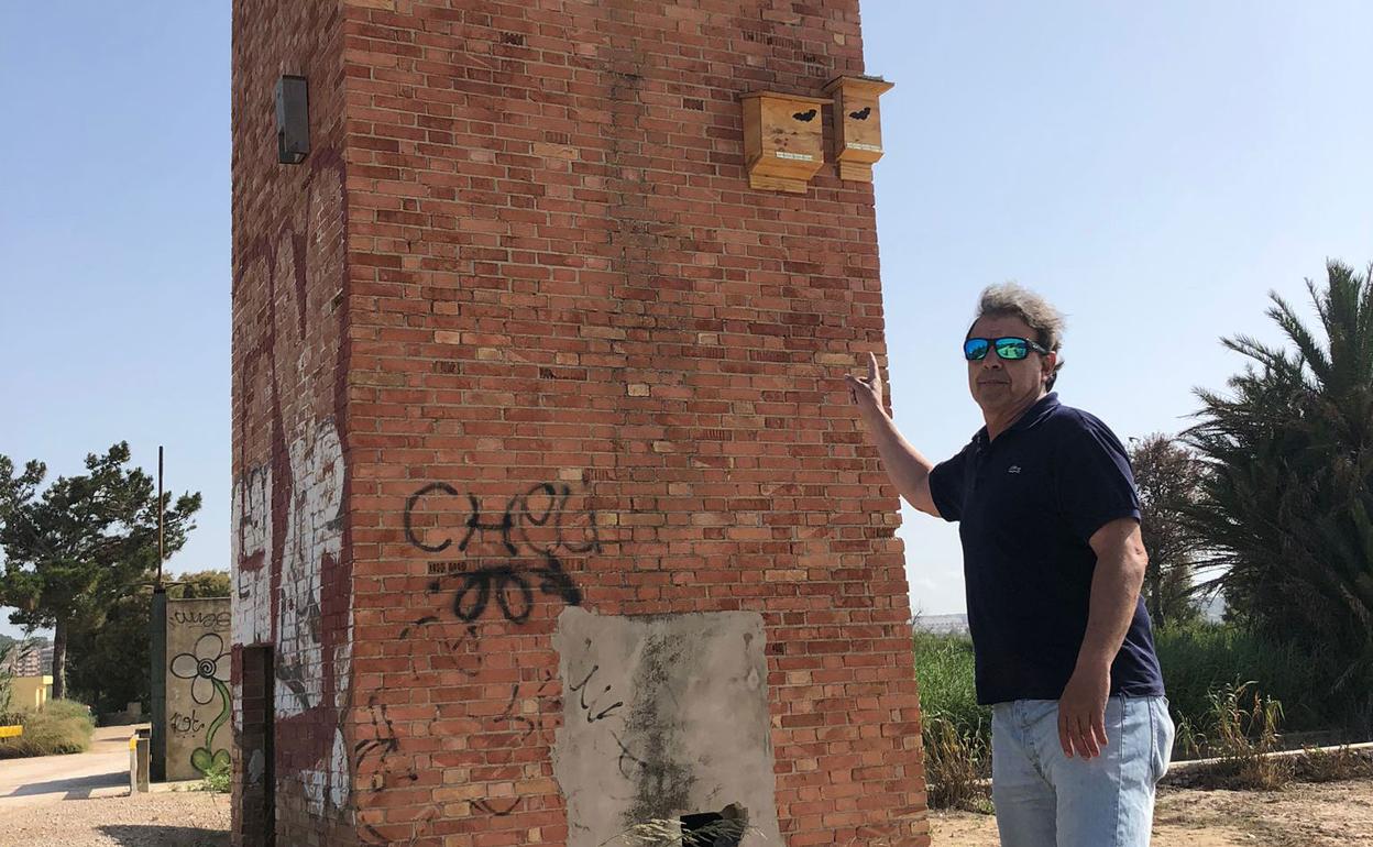 José Miguel Gómez junto a unas de sus cajas nido.