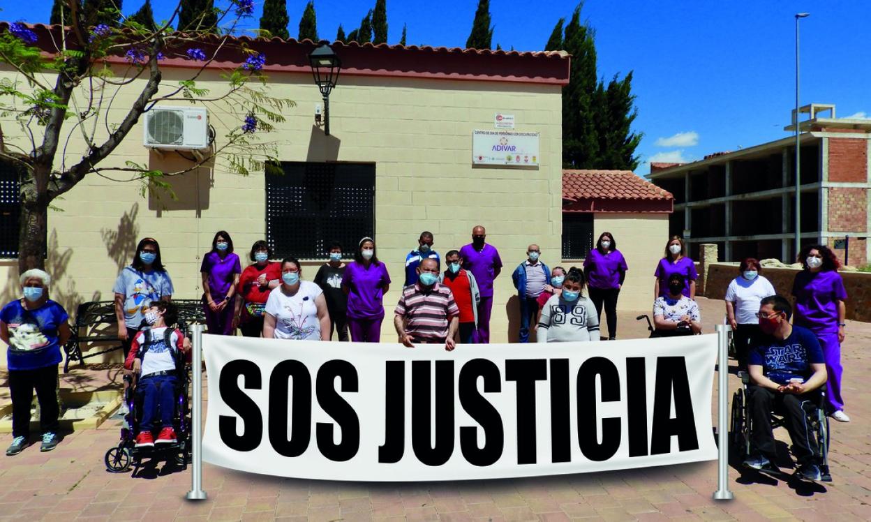 Trabajadores de Adivar, en la protesta que protagonizaron el lunes en las instalaciones. 