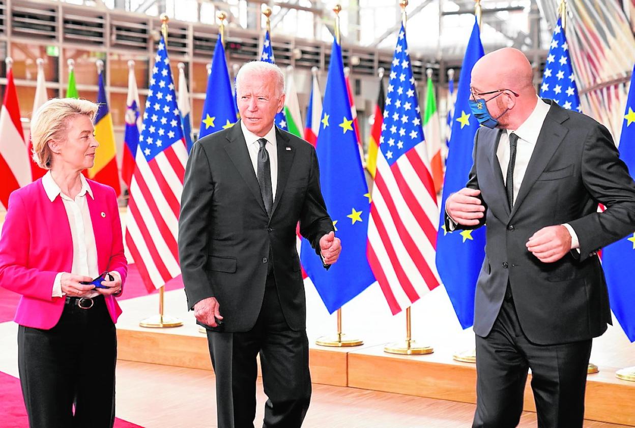 Ursula von der Leyen, Joe Biden y Charles Michel, ayer en Bruselas. 
