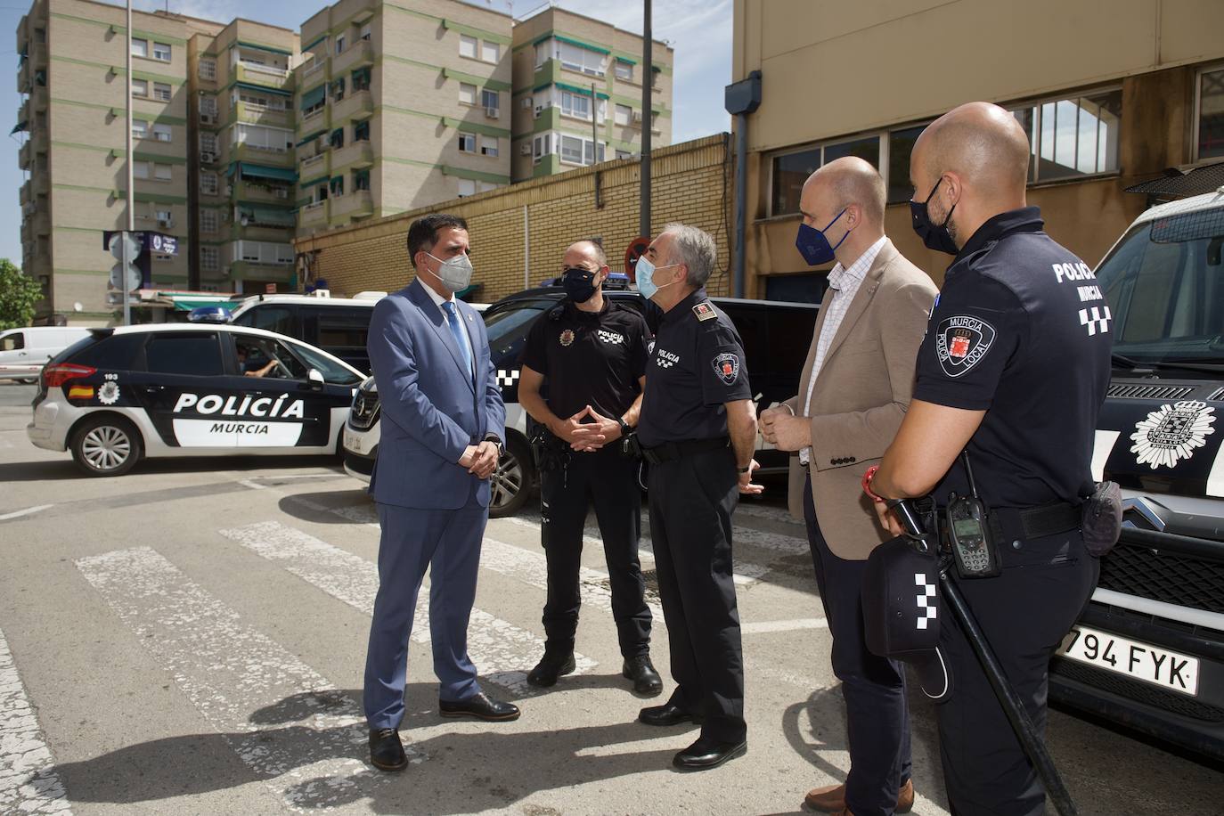 Fotos: Reconocimiento a los dos policías locales que salvaron la vida a un hombre en Murcia