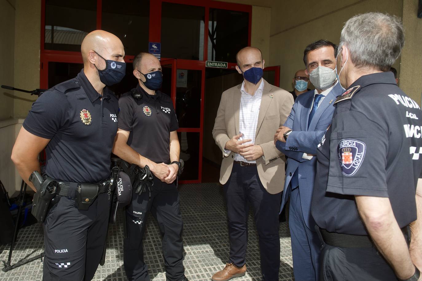 Fotos: Reconocimiento a los dos policías locales que salvaron la vida a un hombre en Murcia